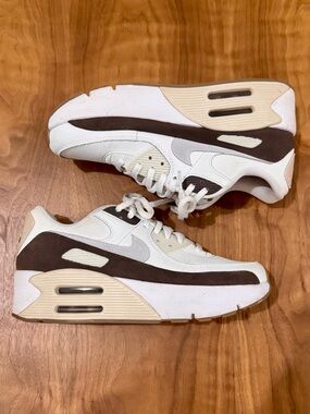 WOMEN'S NIKE AIR MAX 90 LV8 - SIZE 9